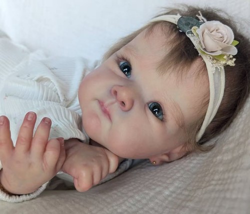 Bambola bambina rinata dipinta